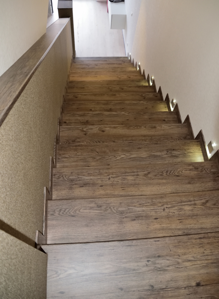 Betontreppe mit Vinyl "Mooseiche" TreppenRenovierungen Schran