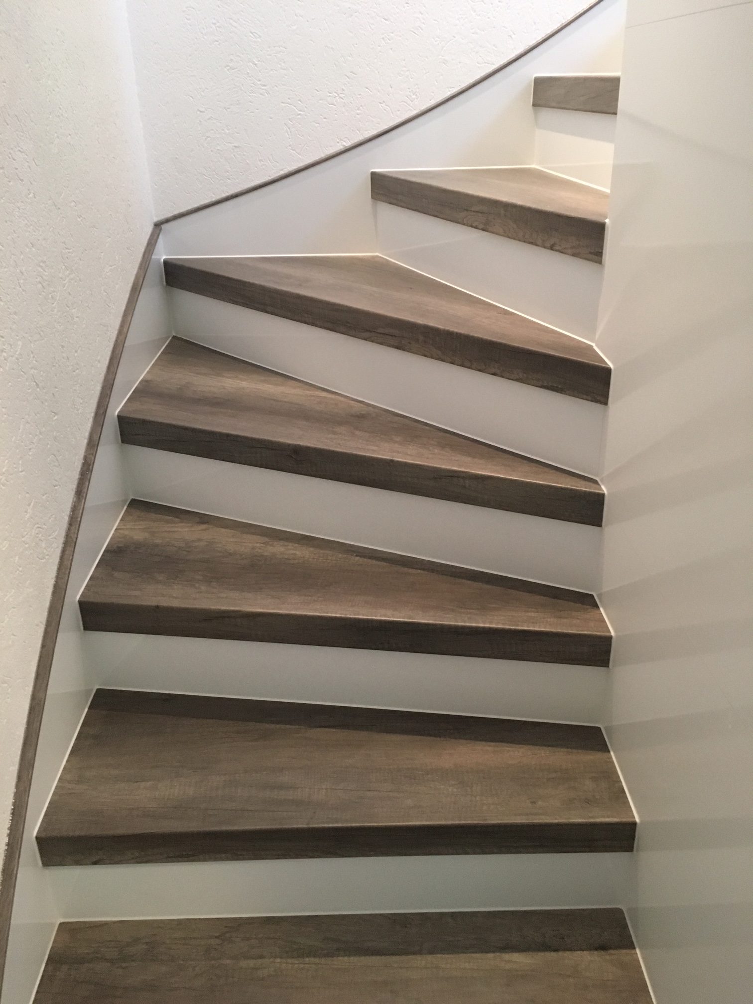 Offene Treppe verkleiden mit Laminatstufen - Treppen-Renovierungen Schran